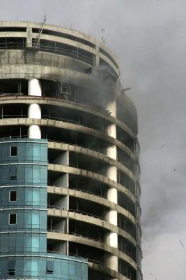 Rök sipprar ut från de övre våningarna i den halvfärdiga byggnaden, i Dubai vid persiska viken den 18 Januari 2007. Två personer dödades och 49 skadades när branden uppstod. (Foto. /AFP /Haider Shah) 