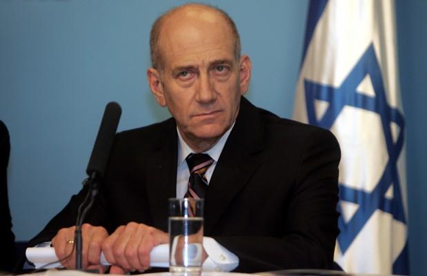 Israels premiärminister Ehud Olmert håller presskonferens i Jerusalem den 18 mars 2007. Olmert hoppas på att det internationella samfundet fortsätter att bojkotta den nya palestinska regeringen. Han menar att Israels relation ansträngs av Abbas maktdelning med det islamistiska, terrorstämplade Hamas. Norge upphävde dock omedelbart bojkotten mot Palestinien. Sverige följer i frågan EU:s riktlinjer vilka kommer att meddelas senare. (Foto: AFP/Menahem Kahana)