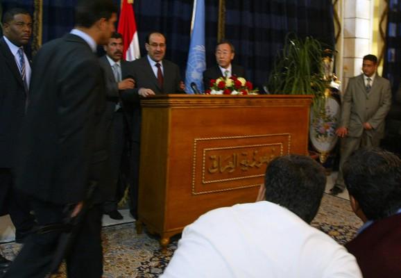 Journalister duckar och livvakter rusar fram för att skydda Irak:s premiärminister Nuri al-Maliki (mitten till vänster) och FN:s generalsekreterare Ban Ki-Moon (mitten till höger). Strax före har en granat kastats mot dem och landat cirka 40 meter därifrån, under en presskonferens i Bagdad på torsdagen.