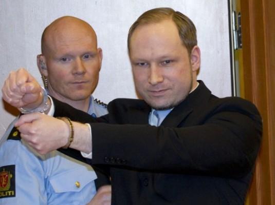 Anders Behring Breivik anländer till en domstol i Oslo den 6 februari 2012. (Foto: Daniel Sannum Lauten /AFP/Getty Images)
