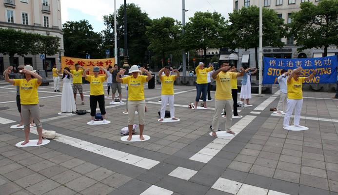 Falun Gong-utövare visar de stående övningarna vid manifestationen på Norrmalmstorg i Stockholm den 19 juli för att uppmärksamma årsdagen av förföljelsen som inleddes 20 juli 1999 i Kina. (Foton: Zhihe Li)
