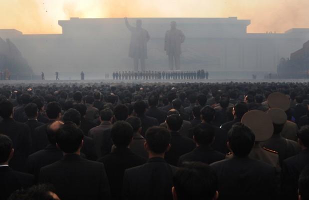 Nordkoreaner deltar i en ceremoni vid avtäckning av två statyer: den tidigare ledaren Kim Il-sung och Kim Jong-Il i Pyongyang den 13 april 2012. (Foto: Pedro Ugarte/AFP/Getty Images)