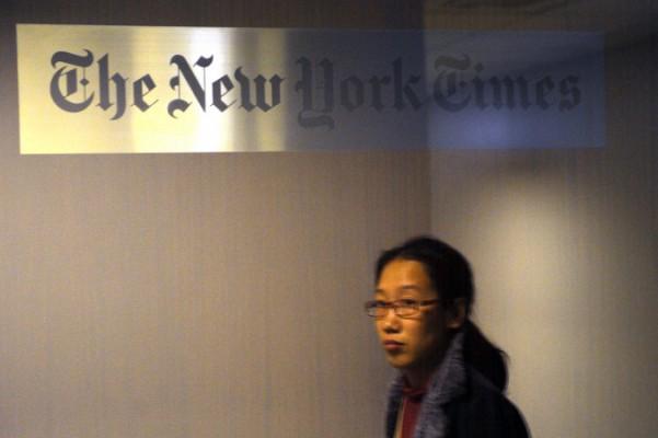 En kvinna går förbi New York Times kontor i Shanghai den 30 oktober 2012, kort efter att tidningen publicerat en artikel om den före detta kinesiske premiärministern Wen Jiabaos rikedomar. (Foto: Peter Parks/AFP/Getty Images)