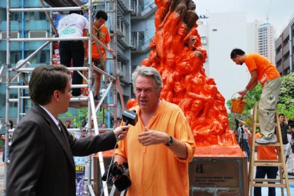 I samband med WTO-mötet i Hongkong 2005 lät Jens Galschiot måla Pillar of Shame orange - en färg som idag symboliserar ett missnöje med den kinesiska regimen i Kina. Här ses konstnären framför sitt verk. (Foto: Aidoh.dk)
