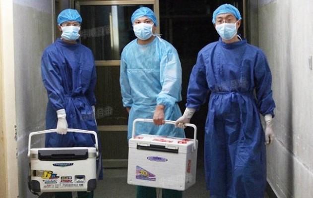 Läkare bär på färska organ för transplantation på ett sjukhus i Henanprovinsen, Kina, den 16 augusti 2012. (Foto: Skärmdump via Sohu.com)
