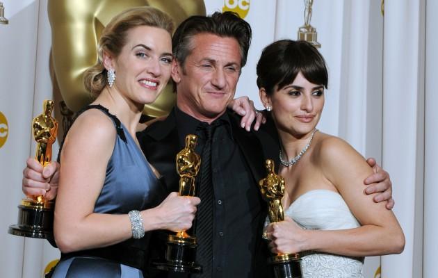 Vinnarna på Oscargalan; Sean Penn (mitten), Kate Winslet (vä) och Penelope Cruz poserar på den 81:a Academy Awards vid Kodak Theater i Hollywood den 22 februari. (Foto: Mark Ralston/AFP)
