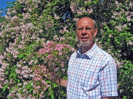 Trädgårdsmästare Ove Hallberg berättar hur man kommer igång med ekologisk odling. (Foto: Epoch Times)
