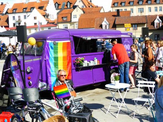 En lila liten buss var en fungerade rullande kaffevagn, något Eva Evigt Ung inte kunde motstå. (Foto: Barbro Plogander /Epoch Times) 