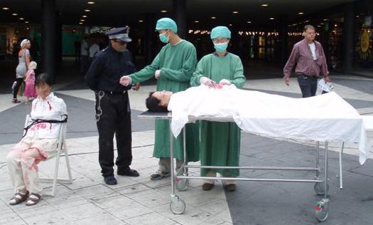 En "levande utställning" åskådliggjorde på Sergels torg i Stockholm den organsskörd som pågår i Kina. (Foto: Anders Eriksson/Epoch Times)
