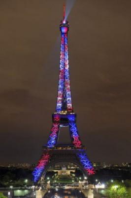 Eiffeltornet belyses med mer än 400 högteknologiska LED- projektorer. (Foto: Bertrand Guay /AFP /Getty Images)