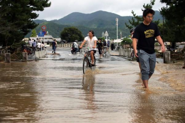 Grumligt vatten från Katsurafloden i Kyoto svämmade över när tyfonen Man-yi slog till mot centrala Japan den 16 september. (Foto: Jiji Press/AFP/Getty Images)
