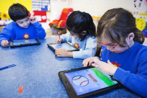 Förskoleelever jobbar på iPads. Sverige är bland de OECD-länder som har störst tillgång till datorer och internet i skolan. Barnen på bilden har inget direkt samband med artikeln. Foto: Jonathan Nackstrand /AFP/Getty Images)
