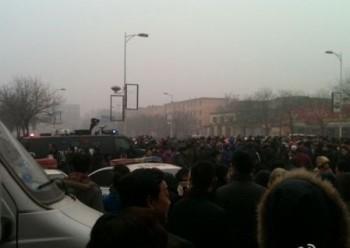 En protest inträffade i Anyang i Henanprovinsen den 1 januari efter att myndigheter varit inblandade i en förskingring av tiotals miljarder yuan. (Weibo.com) 