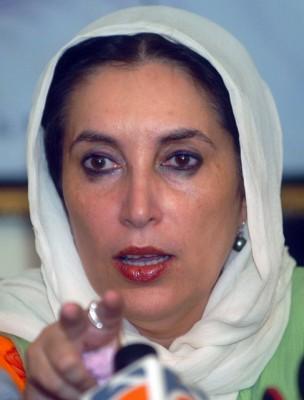 Pakistan, Karachi: Pakistans förra premiärminister Benazir Bhutto talade på en presskonferens i Karachi den 5 november. Bhutto fördömde polisens tillslag mot advokater som protesterat mot det utlysta undantagstillståndet, och krävde att det kommande valet i januari nästa år ska ske enligt planerna. (Foto: AFP/ Rizwan Tabassum)