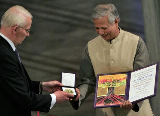 Muhammed Yunus, grundare av Grameen Bank, mottar Nobels fredspris ur Nobelkommitténs ordförande Ole Danbolt Mjoes hand den 10  december 2006. (Foto: AFP/Daniel Sannum Lauten)