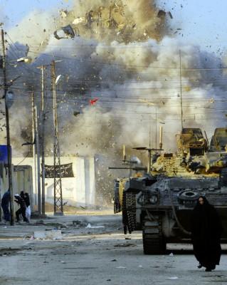 IRAK, Basra: Jameat policestation i Basra förstörs av brittiska trupper efter en räd tidigare på morgonen. (Foto: AFP/Brittisk arme/Russ Nolan)