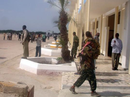SOMALIA, Mogadishu: Islamiska rebeller väntar den 25 december 2006 på flygplatsen i Mogadishu, Somalia. Etiopiskt krigsflyg bombade flygplatsen i Somalias huvudstad. (Foto: AFP/Stringer)