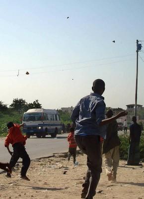 SOMALIA, Mogadishu: Protesterande i Mogadishu kastar sten på allmänna transportmedel i Somalias huvudstad den 6 januari 2007 och uttrycker genom detta sitt motstånd mot att lämna sina vapen till etiopiska styrkor. (Foto: AFP)