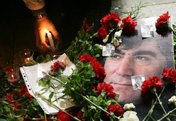 TURKIET, Istanbul: En demonstrant placerar ett ljus på platsen där den turkisk armeniska journalisten Hrant Dink sköts till döds i Istanbul.(Foto: AFP/Mustafa Ozer)