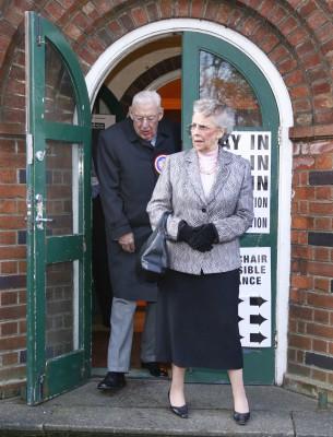 Ian Paisley och hans fru Ilene Paisley kommer ut från en vallokal i Belfast, där de lämnat sina röster onsdagen den 7 mars 2007. (Foto: AFP / Peter Muhly)
