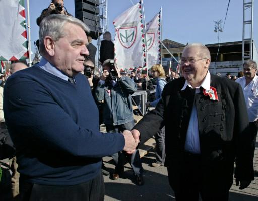 Den brittiska historikern David Irving, väl insatt i frågor kring förintelsen skakar hand med partiledaren för "MIEP", partiet för "The Hungarian Life and Truth" Istvan Csurka, vid en ceremoni den 15 mars 2007. 
