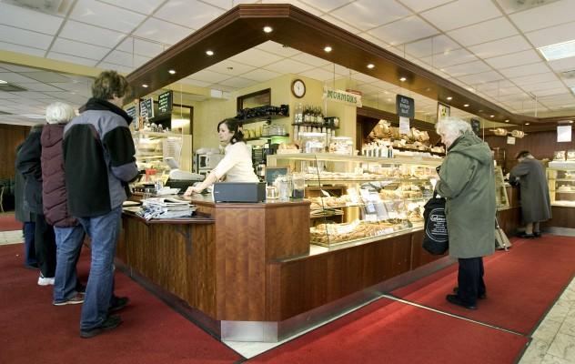 Folk köper bakverk på Mormors bageri i Lund den 17 mars 2007 (Foto: AFP/Ola Torkelson)