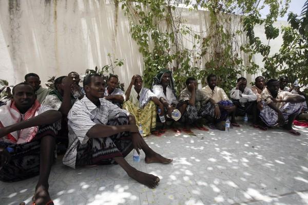 Somaliska soldater håller krigsfångar under uppsikt. Flera hundra människor, bland dem kvinnor och barn, har i hemlighet förts från Kenya och Somalia till ökända fängelser i Etiopien. (Foto: AFP/Jose Cendon)
