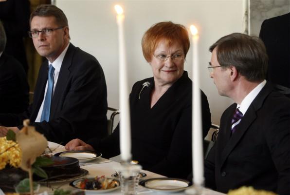 Finlands statsminister Matti Vanhanen till vänster och Tarja Halonen i mitten. (Foto: AFP / Markku Ulander) 