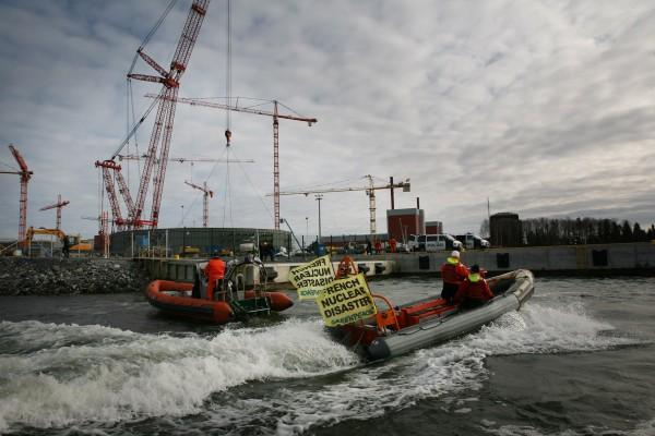 Greenpeace protesterade i april utanför reaktorn som byggs i Olkiluoto i sydvästra Finland, efter att ha uppdagat brister i utrustning som är avgörande för säkerheten. Ägarna Fortum och Teollisuuden Voima hade utgett en miljöanalys angående Olkiluotos sjätte reaktor. (AFP PHOTO /Geenpeace/Henna Tahvanainen)
