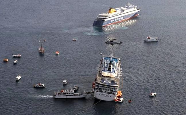 Den förliste båten ”Sea Diamond” (framme till höger) har fått hjälp av andra mindre båtar att evakuera de 1200 passagerare ombord som var främst från Tyskland och USA. Kapten med fem besättningsmän misstänks ha orsakat förlisningen. (Foto: AFP/Str)