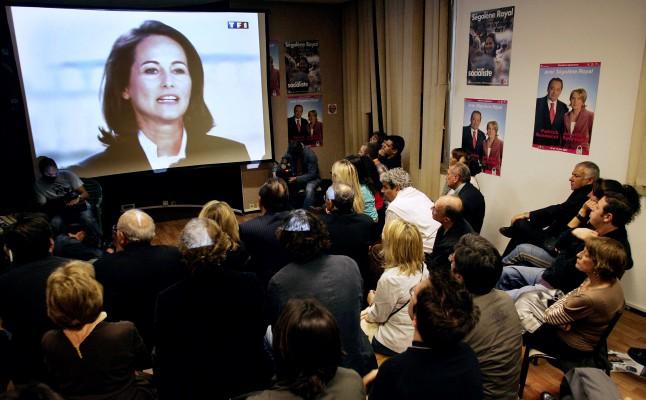 Supportrar tittar på valduellen mellan Segolene Royal och Nicolas Sarkozy i tv-debatten igår kväll. (Foto: AFP / Boris Horvat)