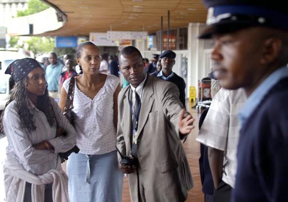 Anhöriga på Kenyanska flygplatsen i Jomo i Nairobi den 5 maj 2007. Planet hade 114 personer ombord då det krashade efter att ha lämnat flygplatsen Douala i Kamerun. (Foto: AFP / Tony Karumba)