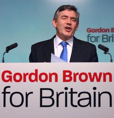 Gordon Brown pratar på ett möte efter att ha officiellt accepterat att axla manteln efter Tony Blair som premiärminster i Storbritannien. (Foto: AFP/Clara Molden/Pool) 