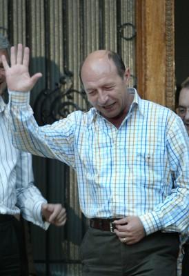 Rumäniens avstängde president Traian Basescu vinkar till supporters den 19 maj 2007 på det demokratiska partiets huvudkvarter i Bukarest. Mellan 75 och 78 % av väljare i dagens folkomröstning ville ha Basescu tillbaka till statsöverhuvud. (Foto: AFP/Daniel Mihailescu)