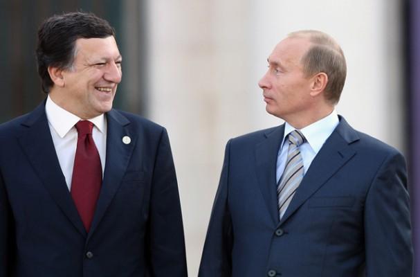 Rysslands president Vladimir Putin samtalar med EU:s ordförande Jose Barroso på Mafra Palace den 26 oktober, inför EU/Ryssland-toppmötet. Putin varnade på nytt Europa om förhastade åtgärder mot Iran, samt Kosovos strävan för självständighet. (Foto: AFP/Francisco Leong)
