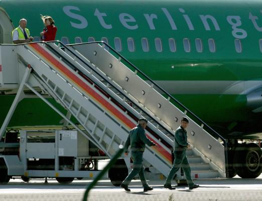 Det danska lågprisflygbolaget Sterling erbjuder med anledning av Fly Me Swedens konkurs samtliga Fly Me-passagerare att flyga med Sterling på sina befintliga biljetter. Strandade utlandsresenärer erbjuds, i mån av plats, att gratis resa hem med Sterling. (Foto: AFP / Jose Luis Roca)