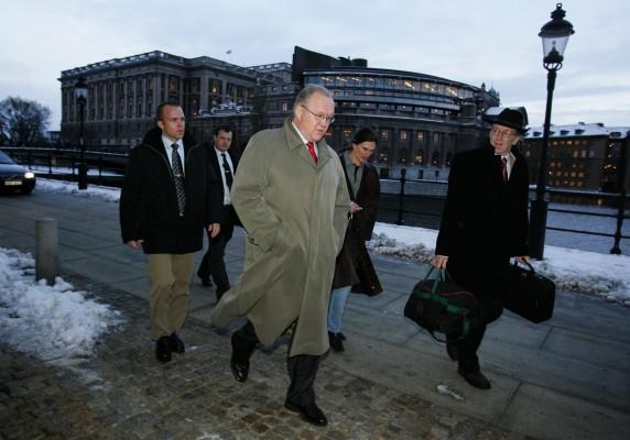 Göran Persson på väg till en presskonferens, under de kritiska dygnen efter tsunamikatastrofen, julen 2005. (Foto: AFP/ Bertil Ericson).