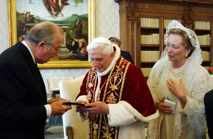 Presenter är en viktig del av den kulturella etiketten vid resor utomlands. Här får Påven Benedictus XVI en sådan av Belgiens kung Albert II och drottning Paula vid deras besök i Vatikanen den 1 april. (Foto: AFP/ Arturo Mari/Osservatore Romano)