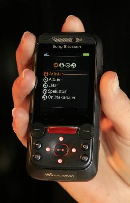 Sony Ericsson Walkmantelefon W850 kombinerar 3G-funktioner, digitalkamera (2megapixel) och den senaste Walkmanplayern för nedladdning av musik direkt till telefonen. (Foto: AFP / Sven Nackstrand)
