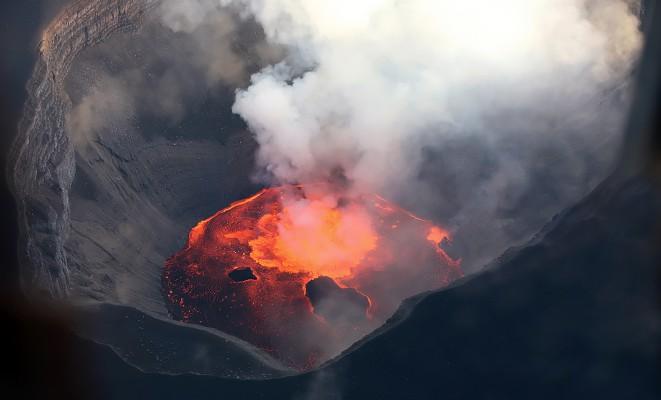 COMOROS, Moroni: Vulkanaktivitet inne i Karthala-vulkanen på Gran Comoros ögrupp. Vulkanen ligger ca 15 km från huvudstaden Morani.(Foto: AFP/Stringer)