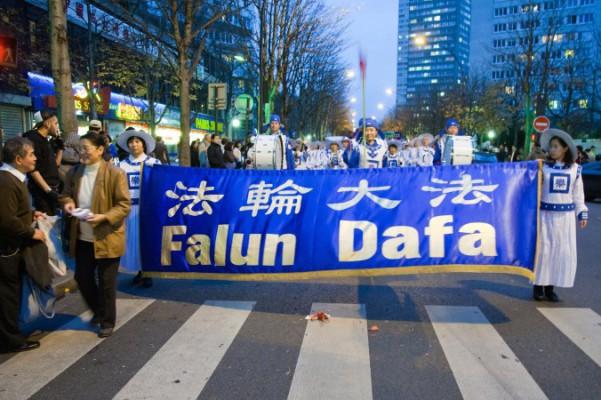 Falun Gong-utövare i en parad i Paris november 2009. (Foto: Roger Luo/Epoch Times) 