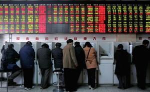 Spekulanter kollar aktiekurser på datorskärmar hos en fondmäklarfirma den 1 mars 2007 i Peking, Kina (Foto: AFP/Getty Images)