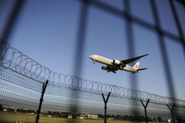 Ett Air China-plan förbereder sig på landning vid Pekings internationella flygplats den 4 september 2012. Kina upplever en dränering av förmögenheter när företagare tar med sig sina pengar och lämnar landet för säkrare stränder. (Foto: Wang Zhao/AFP/GettyImages)