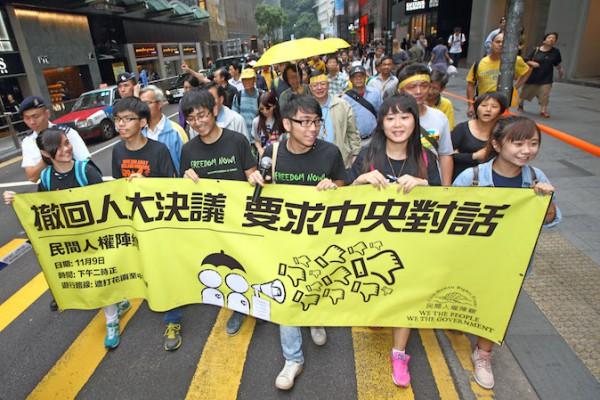 Ett tusental prodemokratiska demonstranter genomförde en "gula bandet"-marsch. Hong Kong Federation of Students ledare försöker få audiens hos ledarna i Peking efter Apec-mötet. (Poon Zai Shu/Epoch Times)
