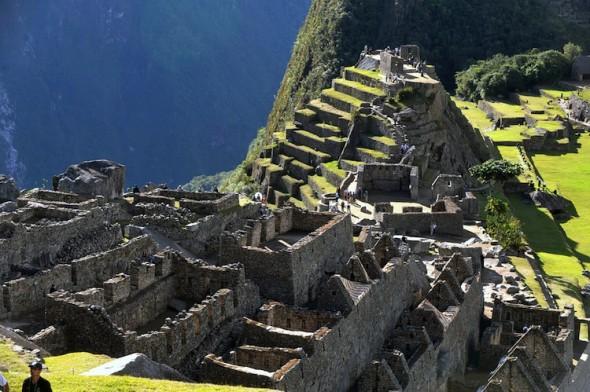 Turister vandra bland ruinerna av Machu Picchu-citadellet nordväst om Cuzco, Peru. Den gamla staden ligger på en 500 meter hög bergstop med lodräta stup på tre sidor. (Foto: Chris Bouroncle /AFP/Getty Images)
