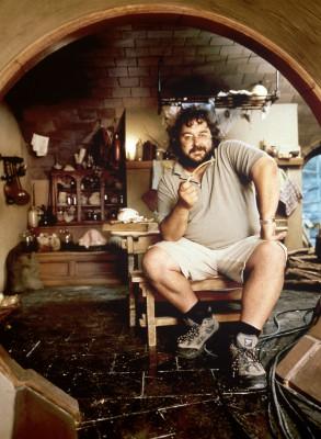 Peter Jackson får ännu en anledning att befinna sig i Fantasyns värld. Här sitter han i ett Hobbit-hus under inspelningen av "Sagan om ringen" 2001. (Foto: Pierre Vinet/New Line Cinema/AFP)  