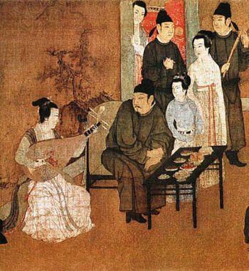En kvinna spelar pipa, en traditionell kinesisk gitarr i en berömd målning kallad ”Nattbankett hos Han Xizhai” som daterar tillbaka till Tangdynastiet (618 - 907 f.Kr) i Kina  (Foto: Tangdynastins målningar). 