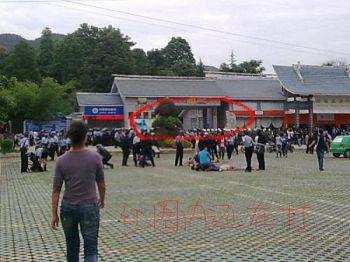 Polisen slog dussintals demonstranter till marken. Den röda cirkeln på bilden visar platsen där poliser fortfarande misshandlar demonstranter när fotot tas. (Foto från internet)