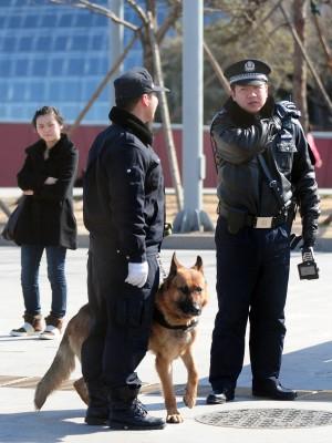 Polispatrull i Peking nära Himmelska fridens torg den 6 mars 2011. (Foto: AFP/Fredric  J. Brown)