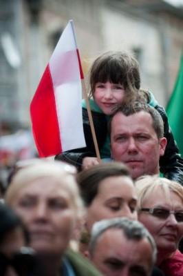 En liten flicka håller i en polsk flagga vid salighetsförklaringen av påve Johannes Paulus II på Petersplatsen i Vatikanen i söndags. För polackerna har den framlidne påven en särskild betydelse då han var den huvudsakliga kraften bakom kommunismens fall i Polen. (Foto: Giorgio Cosulich/Getty Images)